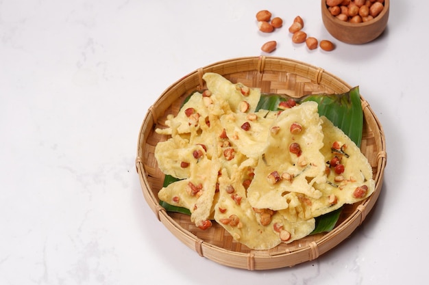 peyek lub rempeyek to tradycyjny pikantny jawajski krakers z mąki ryżowej, posypany orzechami ziemnymi