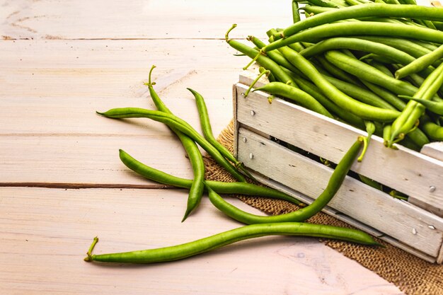 Phaseolus vulgaris, zielona fasola zwyczajna lub fasola w drewnianym pudełku