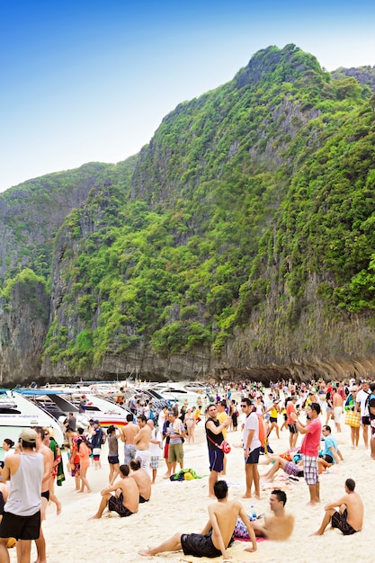 Phi-Phi Island, Tajlandia - 01 stycznia: Wiele osób na plaży na wakacje nowy rok, 01 stycznia 2013, Phi-Phi Island, Tajlandia. Wycieczka na wyspę Phi-Phi jest jedną z najpopularniejszych w Tajlandii.