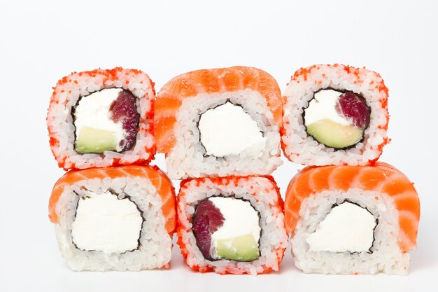 Philadelphia roll, rolki sushi na białym tle. Kolekcja. Zbliżenie na pyszne japońskie jedzenie z sushi roll.