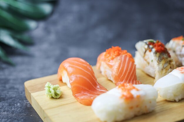 Philadelphia roll sushi z krewetką z łososiem i serkiem awokado Menu sushi Japońskie jedzenie