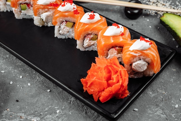 Philadelphia roll sushi z łososiem wędzonym węgorzem ogórek serek awokado czerwony kawior menu sushi