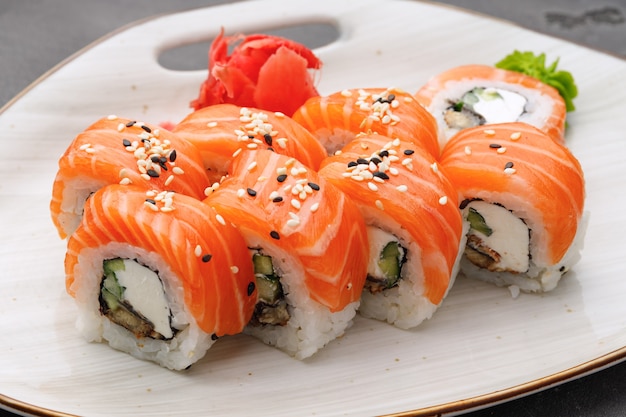 Philadelphia sushi roll na talerzu z bliska