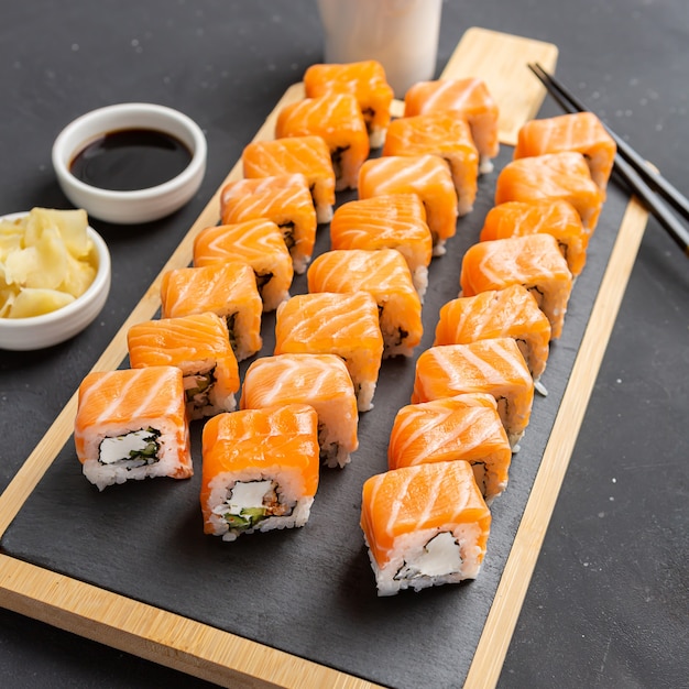 Philadelphia Sushi Roll Ze świeżego łososia, Awokado I Twarogu W środku. Tradycyjna Kuchnia Japońska