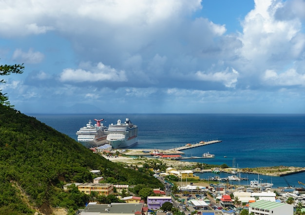 PHILIPSBURG, SINT MAARTEN. Widok na port ze statkami wycieczkowymi z lotu ptaka.