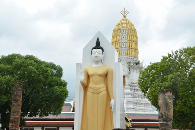 Zdjęcie phitsanulok tajlandia 21 maja 2022 świątynia wat phra sri rattana mahathat phitsanulok w tajlandii