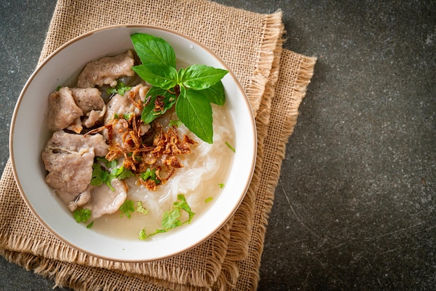Pho Bo wietnamska zupa z makaronem wieprzowym i ryżowym
