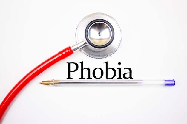 PHOBIA napis tekstowy na białym tle ze stetoskopem Koncepcja medyczna fobii
