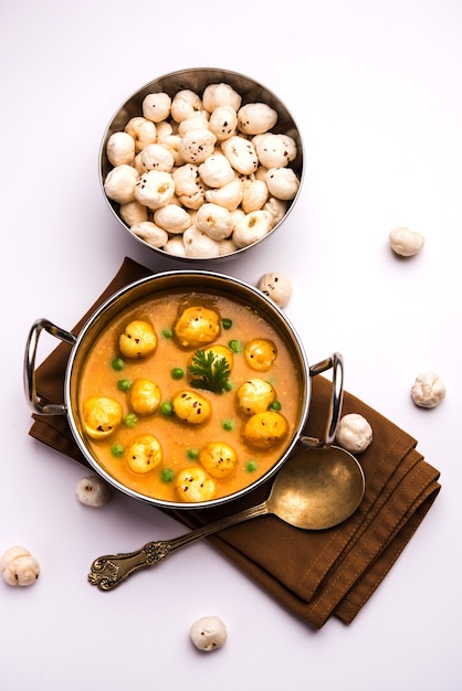 Phool Makhana Matar Gravy Sabzi lub Lotus Seeds curry z groszkiem to indyjski przepis