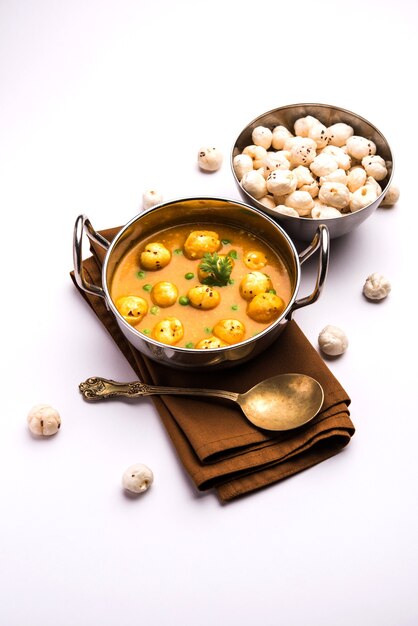 Phool Makhana Matar Gravy Sabzi lub Lotus Seeds curry z groszkiem to indyjski przepis