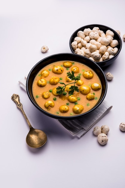 Phool Makhana Matar Gravy Sabzi lub Lotus Seeds curry z groszkiem to indyjski przepis