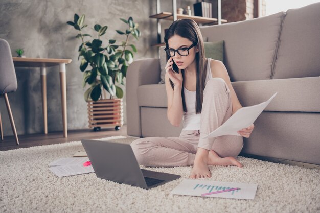 photo wykonawczej dziewczyna pracy zdalnej laptopa