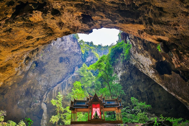 Phraya Nakhon Cave TajlandiaPawilon królewski w jaskini Phraya Nakhon Prachuap Khiri Khan Tajlandia