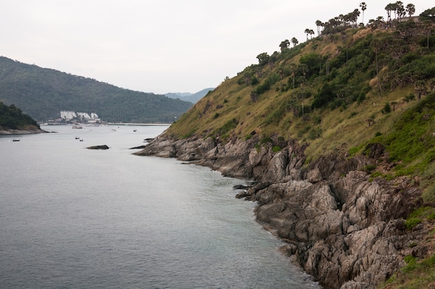 Zdjęcie phromthep cape, phuket. słynny punkt widzenia słońca i punkt turystyczny.