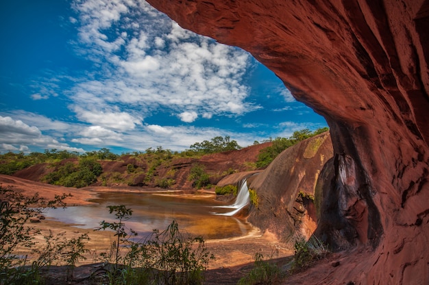 Phu Tham Phra Wodospad, Piękny Wodospad W Prowincji Bung-kan, Thailand.