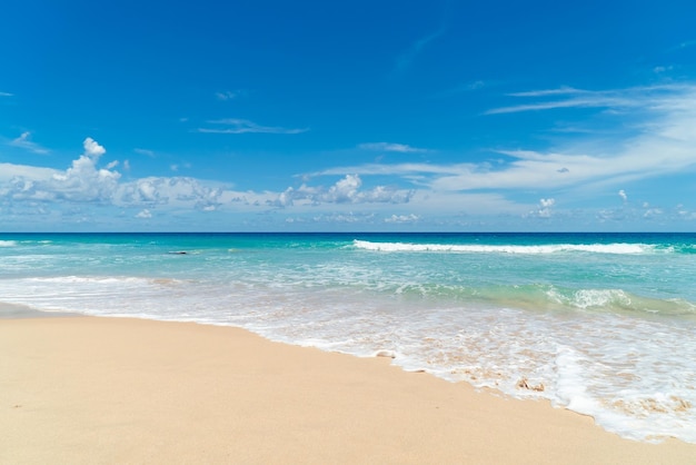 Zdjęcie phuket, tajlandia. plaża morze. profesjonalne wideo 4k. scena letniej plaży w słoneczny dzień.