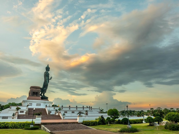 Phutthamonthon Buddha chodzący posąg pod wieczornym zachmurzonym niebem w Tajlandii