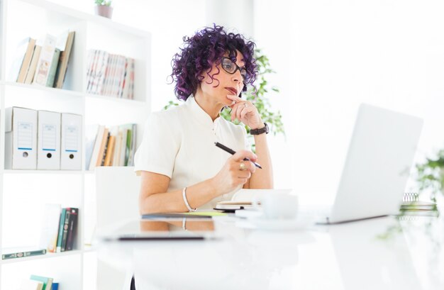 Pi? Kna businesswoman pracy z jej laptopa w biurze.