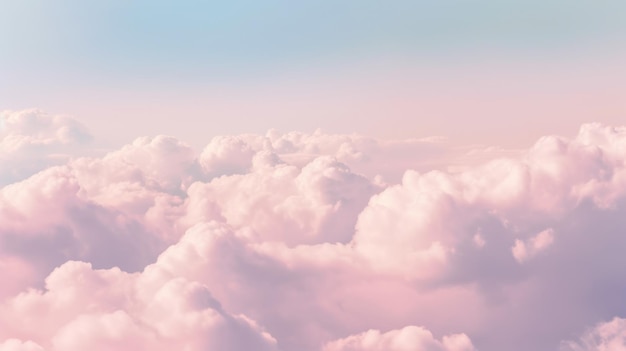 Pi?kne niebo na kolorowym delikatnym ?wietle tle dnia S?oneczne i puszyste chmury z magicznym fioletowym i purpurowym kolorem Chmura Malownicze