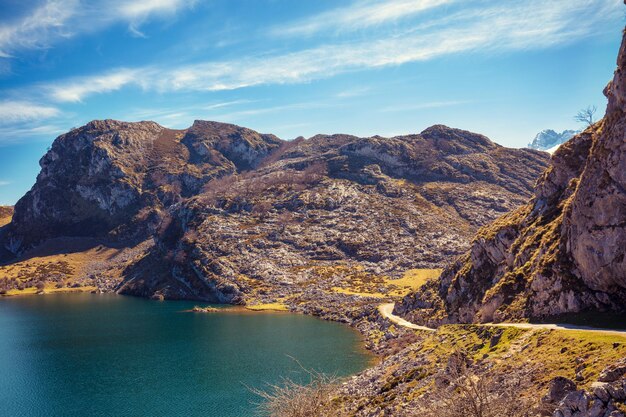 Pi?kny krajobraz górski Szczyty Europy Park Narodowy Picos de Europa Jezioro polodowcowe Enol Asturia Hiszpania