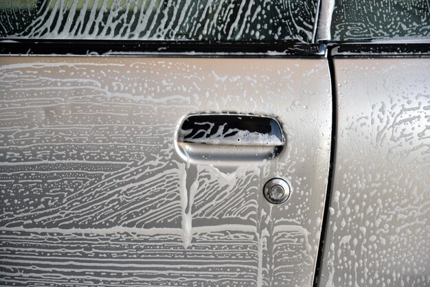 Zdjęcie piana do ręcznego mycia samochodów na powierzchni samochodu