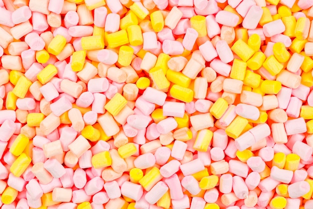 Pianka. Tło Różowe I żółte Kolorowe Mini Marshmallows.