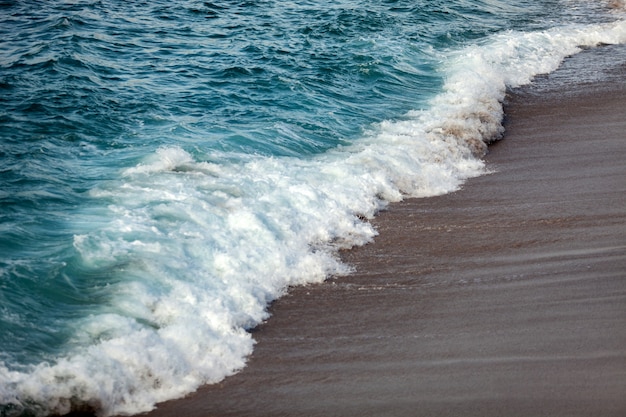 Piankowe fale pękające na plaży