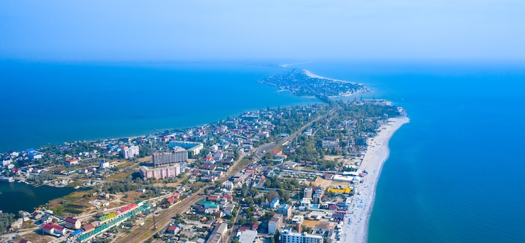 Zdjęcie piasek na plaży, błękitna woda, miasto regionu zatoka odessa.