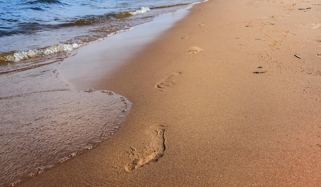 Piasek na plaży i ślady stóp