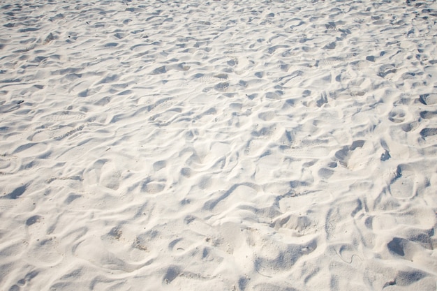 Piasek na plaży w słoneczny dzień. nieostrość.