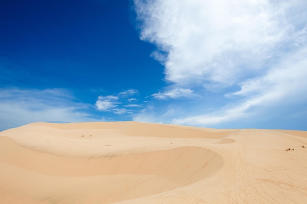 Piaskowe wzgórze na pustyni, krajobraz z piasku i błękitnego nieba