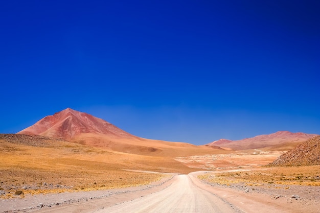 Piaszczysta i żwirowa droga pustynna przez Altiplano