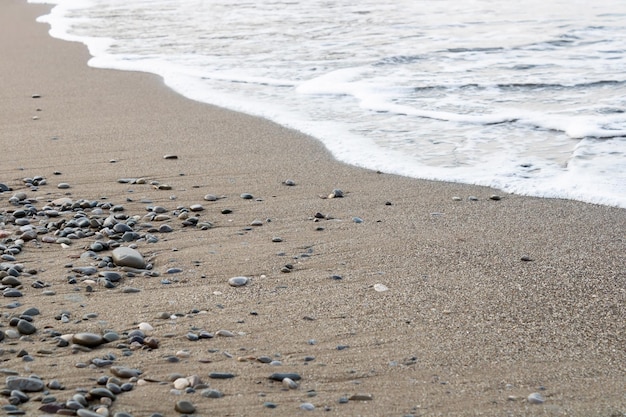 Piaszczysta I żwirowa Plaża Wcześnie Rano