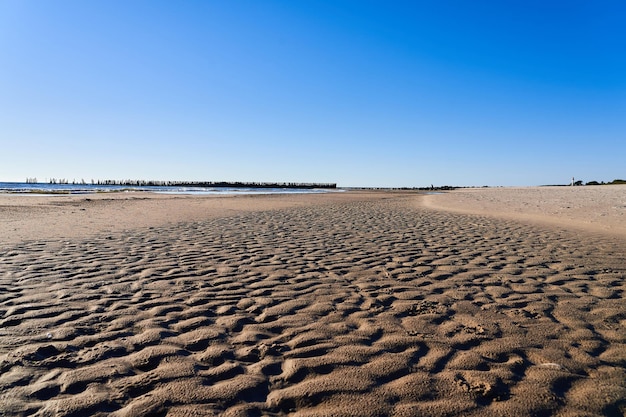 Piaszczysta plaża bez wody Koncepcja katastrofy środowiskowej Susza