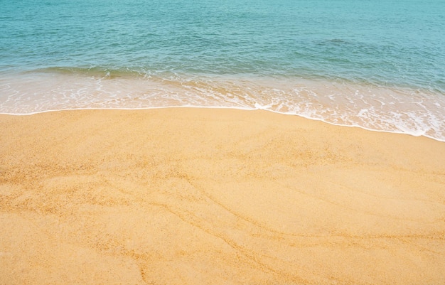 Piaszczysta plaża i błękitny ocean z miękką falą na fakturze piasku Widok z góry na wydmę Brown Beach w słoneczny dzień Wiosna Holizontal widok z góry na tło banera letniego