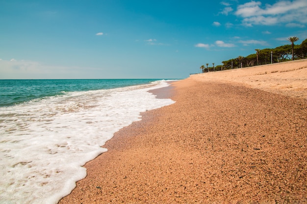 Piaszczysta plaża i fale Morza Śródziemnego w Hiszpanii