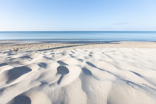 Piaszczysta Plaża I Morze Rano Azja Tajlandia.