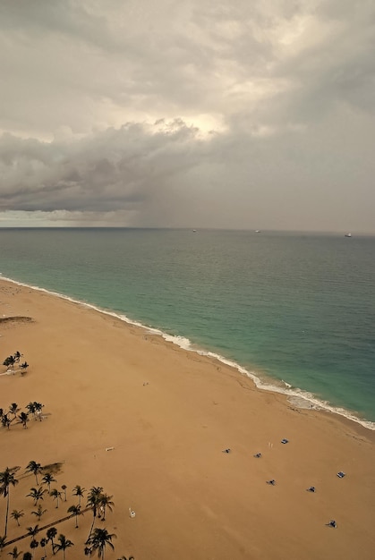 Piaszczysta plaża i morze w Fort Lauderdale w USA