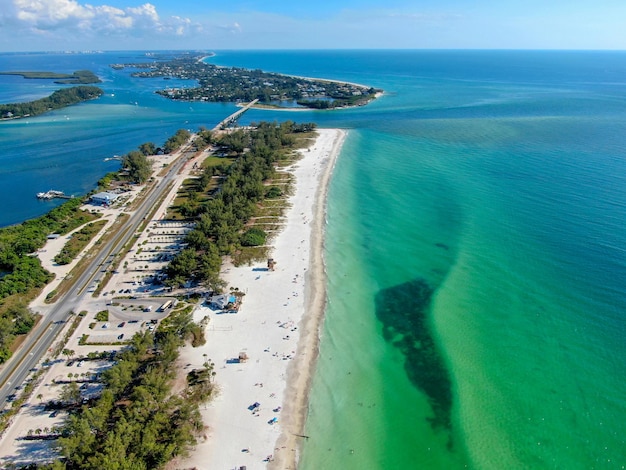 Piaszczysta plaża i turkusowa woda w Bradenton Beach podczas niebieskiego letniego dnia Wyspa Anna Maria na Florydzie