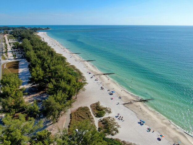 Piaszczysta plaża i turkusowa woda w Bradenton Beach podczas niebieskiego letniego dnia Wyspa Anna Maria na Florydzie