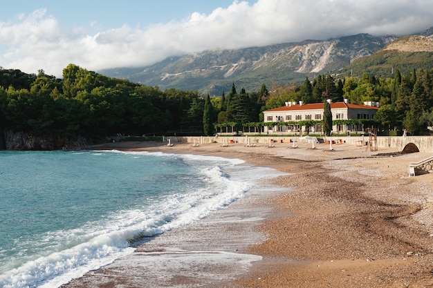 Piaszczysta plaża królewska w pobliżu willi milocer czarnogóra