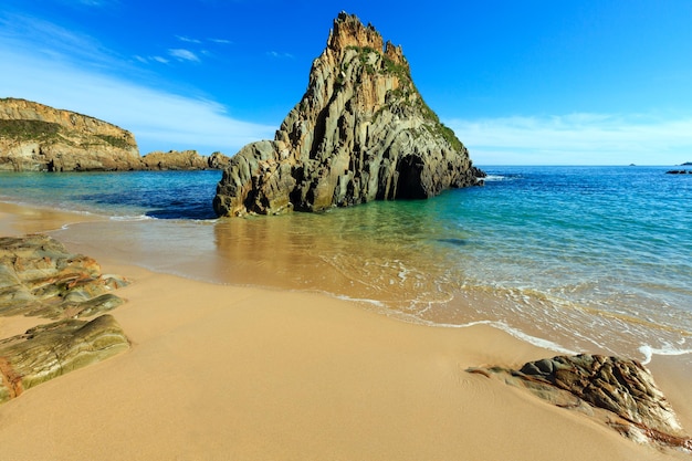 Piaszczysta plaża Mexota i spiczasta skała. Krajobraz wybrzeża Oceanu Atlantyckiego (Hiszpania).