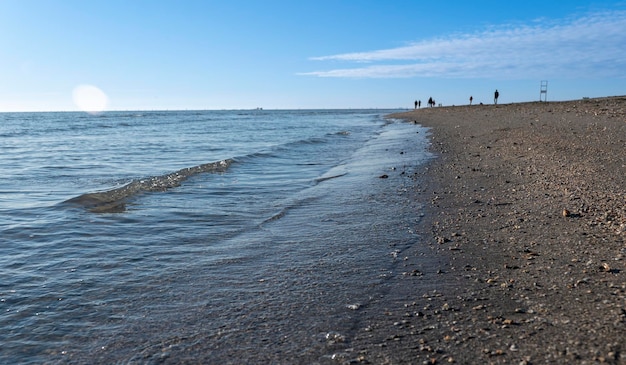 Piaszczysta Plaża Na Tle Czystego Nieba I Ludzi W Tle