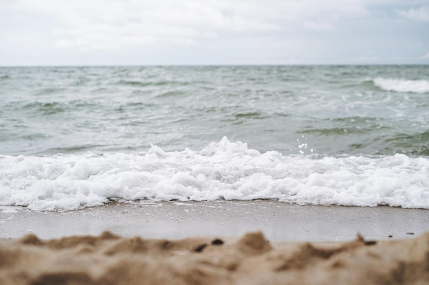 Piaszczysta plaża nad Morzem Bałtyckim w czasie burzy