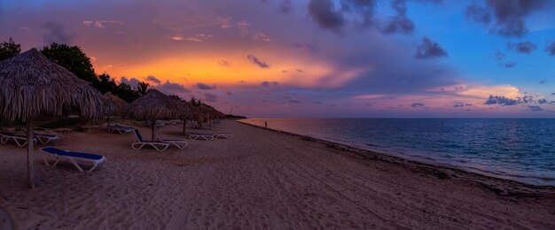 Piaszczysta plaża Playa Ancon na Morzu Karaibskim w Triniday Kuba