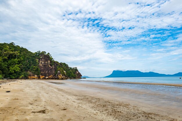 Piaszczysta plaża w parku narodowym Bako w Kuching Sarawak w Malezji