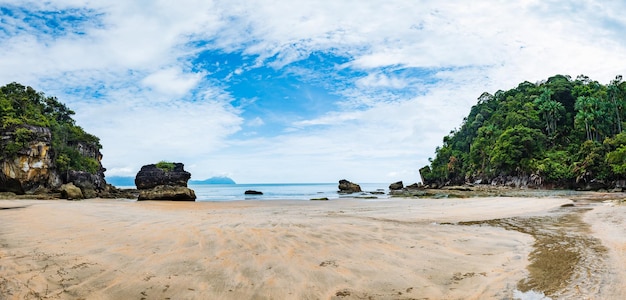 Piaszczysta plaża w parku narodowym Bako w Kuching Sarawak w Malezji