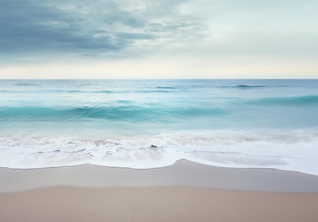 Piaszczysta plaża w złą pogodę z dużymi falami burzliwy krajobraz morza z copyspace