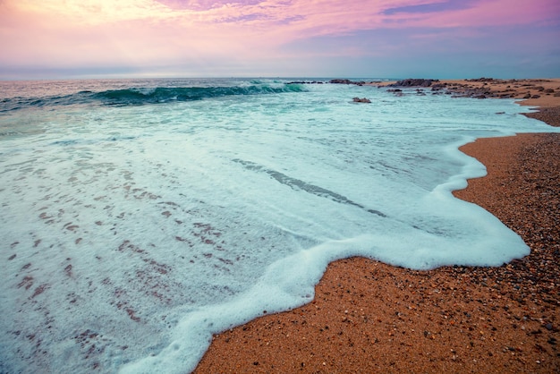 Piaszczysta plaża wieczorem Ocean w słoneczny dzień