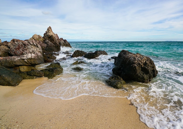 Piaszczysta plaża wśród skał na wyspie koh lan w tajlandii